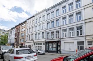 Gezellig en licht appartement met 1slaapkamer. <br /><br />Ligging <br />Zeer goede en rustige ligging, in het Sint Andries kwartier vlakbij het Zuid, leuke terrasjes, winkels en openbaar vervoer zijn op wandelafstand te vinden.<br /><br />Beschikbaar vanaf 1 december. <br />Contacteer ons nu voor een afspraak ter plaatse! <br /><br />Indeling <br />Leefruimte met open ingerichte keuken (voorzien van kookvuur, dampkap, koelkast), slaapkamer, badkamer met douchebad en lavabomeubel, apart toilet, berging. <br /><br />Bijzonderheden <br />2e verdieping met trap (geen lift) <br />Maandelijkse kosten 100 euro (provisie voor verbruik water, gas, en elektriciteit). <br />Cv op gas, ramen met dubbele beglazing.<br />EPC score 226 kWh/m² (laag verbruik). <br />Wij zoeken voor dit appartement een rustige alleenstaande persoon ,geen koppel.