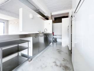 CENTRE POMPIDOU - Idéalement situé dans le quartier des quais, à deux pas du futur centre Pompidou, superbe loft d'une superficie de +/- 194m2. Il offre : un hall d'entrée avec WC invités donnant accès à un vaste espace de vie avec cuisine ouverte super-équipée, un bureau, une grande chambre avec salle de bains ouverte et dressing, une salle de douche et une buanderie. Emplacement de parking obligatoire (+110€). PEB : C. Il vous séduira par son style industriel, sa luminosité et son espace ! A visiter sans tarder !