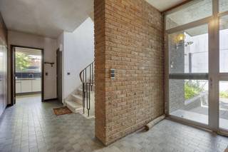 Industriegrond met woning (285m²) &amp; loods (800m²) te Machelen! Gelegen in donkerpaars industriegebied. WONING. Indeling gelijkvloers: inkomhal, apart toilet, grote woonkamer, keuken, wasplaats en douchekamer. Indeling 1ste verdieping: nachthal, 4 slaapkamers en badkamer met lavabo, ligbad, bidet en toilet. Volledig onderkelderd met garage en grote bergzolder aanwezig. LOODS. Bureel, werkplaats en 22 opslagboxen aanwezig. Strategisch zeer goed gelegen, op een boogscheut van E40 - E19 en luchthaven Zaventem. Op wandelafstand van openbaar vervoer.