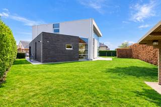 SITUATIONCette villa architecturale est située à Merelbeke, dans une impasse particulièrement calme et adaptée aux enfants. Cet emplacement combine...