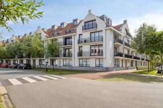 <span><span>Dit appartement met balkon en 2 slaapkamers is gelegen op de 3° en 4° verdieping.  Met een woonoppervlakte van 100 m² in een indrukwekkend karakteristieke gebouw met een toonaangevende uitstraling.  Gelegen in het hart van de wijk Duinenwater, straalt het geheel prestige en ruimte uit.  Zicht op de fraai aangelegde binnentuin.  Een unieke charme in een rustige leefomgeving, en toch op wandelafstand van de exquise boulevards en de Noordzee.<br /><br />De indeling is ruim en overzichtelijk.  Aansluitend op de entree met gastentoilet ligt de royale woonkamer waar het zonlicht zacht naar binnen valt en zorgt voor een warm en sfeervol wooncomfort.  Een open keuken, volledig ingericht met een afzonderlijke waskamer/berging.  Via de binnentrap toegang tot de 2 slaapkamers, badkamer met douche en een 2° toilet.  Het geheel is hoogwaardig afgewerkt en met een energielabel A is het appartement bovendien bijzonder energiezuinig en toekomstbestendig. <br /><br /><u>Troeven:</u><br />• kwaliteitsafwerking doorheen het volledige appartement;<br />• <strong>Energielabel A</strong>;<br />• Mondaine locatie en toch voldoende parkeergelegenheid;<br />• <strong>2 privatieve bergingen inbegrepen</strong>;<br />• Gemeenschappelijke fietsenberging.<br /><br />Interesse ? Contacteer Diksimmo en u bent van harte welkom voor een bezoek aan dit unieke aanbod.  Bel <strong>051 50 11 51 </strong>of mail naar <u>diksmuide@diksimmo.be</u>.</span></span>