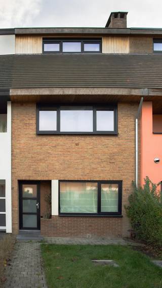 Op een boogscheut van Gent centrum (Sint-Amandsberg) vind je deze recent gerenoveerde, ruime gezinswoning te koop. Deze lichtrijke woning...