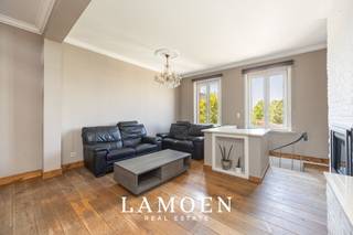 <p>Zoek je een appartement met echte ruimte, vlak bij alles? Dan is dit duplexappartement van 130 m² het bekijken waard.<br />De leefruimte is royaal genoeg voor een volwaardig salon én een aparte eetplaats, zonder dat één van de twee in het gedrang komt. De gashaard zorgt in de winter voor de nodige gezelligheid.<br />De halfopen keuken is voorzien van alle comfort en staat in direct contact met de living en het terras. Handig meegenomen: een aparte wasruimte met gastentoilet.<br />Op de tweede verdieping liggen drie slaapkamers en de badkamer, met lavabo, ligbad en toilet.<br />Buiten begint het dorp meteen. Scholen, winkels en openbaar vervoer liggen op wandelafstand. Wie een wagen heeft, parkeert voor de deur of huurt voor een bescheiden bedrag een staanplaats naast het gebouw.</p><p>Alle troeven op een rijtje:</p><p>- Ruim appartement van 130 m² <br />- Uitstekende ligging in het centrum<br />- Klein gebouw, lage vaste kosten<br />- EPC-label C, geen renovatieverplichting na aankoop<br />- Conforme elektriciteit<br />- Asbestveilig</p><p>Interesse in dit pand of benieuwd naar onze verkoopsstrategie voor uw woning? Plan zeker een afspraak in via info@lamoen.net of 03 375 60 99<br />Bodemattest, Asbestattest, Stedenbouwkundige info aanwezig. Overstromingsgevoeligheid: P- score B en G-score A. Bruikbare oppervlakte volgens EPC 130 m², afmetingen indicatief.</p>