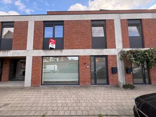 <p>Deze instapklare woning met vier slaapkamers, een gezellige stadstuin en garage geniet van een rustige, maar centrale ligging vlak bij het centrum van Roeselare. De woning is perfect onderhouden en combineert comfort met een praktische indeling.</p>

<p><strong>Indeling</strong></p>

<p>Op het <u>gelijkvloers</u> vindt u een inkomhal met gastentoilet, een ruime woon- en eetkamer, een volledig uitgeruste open keuken en een handige berging.</p>

<p>De <u>eerste verdieping</u> beschikt over een nachthal, drie ruime slaapkamers, een badkamer, een apart toilet en een praktische wasplaats/berging.</p>

<p>Op de <u>tweede verdieping</u> bevindt zich de vierde slaapkamer met doorloopdressing en een tweede badkamer. </p>

<p>Buiten geniet u van een gezellige stadstuin met achteruitweg. De garage is bereikbaar via de tuin en de achterzijde van de woning.</p>

<p><strong>Troeven</strong></p>

<ul><li>Rustige, centrale ligging vlak bij het centrum</li><li>Vier slaapkamers</li><li>Twee badkamers</li><li>Gezellige stadstuin met uitweg</li><li>Garage</li><li>Regenwaterput van 7.500 liter</li><li>Waterverzachter</li><li>Perfect onderhouden en instapklaar</li></ul>
zie plannen in bijlage 

<p>Vanafprijs</p>