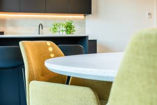 <strong>Thuiskomen begint hier.</strong><br />Licht, ruimte en een heerlijk terras om even tot rust te komen. Dit <strong>verzorgde appartement van 94 m²</strong> aan de <strong>Maria Verbraekenstraat 11</strong> biedt een aangename plek om te wonen en te genieten.<br />De inbegrepen ondergrondse <strong>autostaanplaats nr. 27</strong> maakt het dagelijkse comfort compleet.<br /><br />De grote raampartijen zorgen voor een aangename lichtinval en verbinden <strong>de leefruimte met het terras. </strong><br />De open keuken combineert warme houttinten met stijlvolle zwarte accenten en sluit mooi aan op de eet- en zithoek.<br /><strong>Vloerverwarming </strong>en <strong>zonwering </strong>zorgen voor extra wooncomfort.<br /><br />Verder beschikt het appartement over <strong>een gezellige slaapkamer</strong>, <strong>een badkamer</strong> met inloopdouche en elegant wastafelmeubel, een apart toilet en een praktische wasberging.<br />De dressing kan ook als bureauruimte worden gebruikt. Ingebouwde kasten bieden extra opbergruimte.<br /><br />Op het terras van 11 m² met glazen balustrade geniet u van het zicht op groen.<br />Een fijne plek voor uw ochtendkoffie of een ontspannen avond.<br />Met een EPC van slechts 7 kWh/m² per jaar — label A+ is dit appartement bovendien bijzonder energiezuinig.<br /><br /><strong>Praktisch:</strong><br />Het appartement wordt ongemeubeld verhuurd.<br />Gemeenschappelijke kosten: €100 per maand.<br />De kosten van de plaatsbeschrijving worden gelijk verdeeld tussen huurder en verhuurder, elk voor de helft.<br /><br />Interesse? Ontdek uw nieuwe thuis tijdens een bezoek. Registreer u via onderstaande link:<br /><strong>https://m3-zwijndrecht.mijnhuurprofiel.be/property/108cdd6c-f867-426d-8d2f-fd604751bd39</strong><br /><br />Interesse? Neem contact op en ontdek uw nieuwe thuis tijdens een bezoek. Via registratie op: 