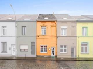 <p><strong>Te koop: woning in het centrum van Vilvoorde, op wandelafstand van scholen, openbaar vervoer en het treinstation.</strong></p><p><br /></p><p>Deze woning, gebouwd tussen 1900 en 1918, combineert een centrale ligging met een ruime indeling. Met 4 slaapkamers, 2 badkamers, een zolder en een kelder biedt ze volop ruimte voor een gezin. De nabijheid van parken, invalswegen en het ziekenhuis maakt het een praktische keuze voor wie comfort en bereikbaarheid zoekt.</p><p><br /></p><p><strong>Belangrijkste ruimtes:</strong></p><p>• Woonkamer (14 m²) met gezellige sfeer</p><p>• Keuken (6 m²) met spoelbak, dampkap en oven</p><p>• 4 slaapkamers (6,1 m² – 12,7 m²) verdeeld over verschillende verdiepingen</p><p>• 2 badkamers, beide voorzien van douche en toilet</p><p>• Zolder (8 m²) met verwarmingsketel</p><p>• Kelder (13,5 m²) deels onderkelderd</p><p><br /></p><p><strong>Troeven:</strong></p><p>• Gelegen in het centrum van Vilvoorde</p><p>• 4 volwaardige slaapkamers</p><p>• Extra opslagruimte dankzij zolder en kelder</p><p><br /></p><p><strong>Neem vandaag nog contact op met Selena Perez y Latorre via +32 2 335 11 13 voor een bezoek.</strong></p><p><br /></p><p>JOUW DROOMHUIS. ZO GEVONDEN!</p>