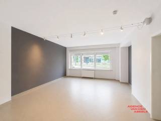 Dit charmante appartement bevindt zich in het hart van Brugge, op een ideale locatie vlakbij ’t Zand en openbaar vervoer.De ruime woonkamer ( 30 m2 )...