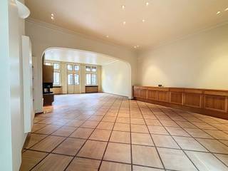 <p><span>Handelsgelijkvloers (135 m²) met ruime woonst (397 m²) of uitzonderlijke opbrengsteigendom op topligging in hartje Ieper</span></p><p><span>Op een absolute toplocatie in het centrum van Ieper bevindt zich deze veelzijdige eigendom, bestaande uit een commercieel gelijkvloers en een bijzonder ruime woonst met aparte toegang. Dankzij de uitstekende ligging, de stabiele huuropbrengst en de talrijke ontwikkelingsmogelijkheden vormt dit pand een interessante opportuniteit voor zowel investeerders als eigenaars-gebruikers.</span></p><p><span>Troeven:</span></p><ul><li><span>Handelsruimte van 135 m² met ruime woonst van 397 m²</span></li><li><span>2 optionele autostaanplaatsen</span></li><li><span>Geen renovatieverplichting</span></li><li><span>Vaste en stabiele huuropbrengst</span></li><li><span>Mogelijkheid om de woonst op te splitsen in meerdere woonentiteiten (onder voorbehoud van het verkrijgen van de nodige vergunningen)</span></li></ul><p><span>Deze eigendom wordt discreet te koop aangeboden. Neem vrijblijvend contact met ons op voor meer informatie of een vertrouwelijk gesprek over de mogelijkheden.</span></p><p><span>Een unieke investeringsopportuniteit op een van de beste locaties van Ieper.</span></p>