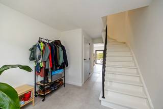 Locatie:
Deze volledig gerenoveerde bel-etage combineert hedendaags wooncomfort met een bijzonder praktische indeling en een uitzonderlijk hoog afwerkingsniveau. Een extra troef is de tuin met rechtstreekse doorgang naar de achtergelegen straat. Aan deze zijde beschikt het perceel over een oprit en is er de mogelijkheid om een bijkomende garage te realiseren.
Indeling:
Op het gelijkvloers betreedt u de woning via de inkomhal met gastentoilet. Verder vindt u hier de inpandige garage, een praktische wasplaats en een afzonderlijke bureauruimte met rechtstreekse doorgang naar de tuin.
De eerste verdieping vormt het hart van de woning en omvat een ruime woonkamer met aansluitend de keuken. Vanuit de leefruimte heeft u toegang tot het terras, vanwaar een trap rechtstreeks naar de tuin leidt.
Op de tweede verdieping bevinden zich drie volwaardige slaapkamers en een bijzonder ruime badkamer.
Troeven:
Volledig gestript en gerenoveerd in 2022
Uitzonderlijk hoogwaardige afwerking
Energiezuinig EPC-label A
Drie slaapkamers én afzonderlijk bureau
Tuin met doorgang naar de achtergelegen straat
Oprit met mogelijkheid tot realiseren van extra garage
Inpandige garage
Terras met rechtstreekse verbinding naar de tuin
Technisch:
De woning werd in 2022 volledig gestript en van A tot Z gerenoveerd met bijzondere aandacht voor kwaliteit, energiezuinigheid en hedendaags wooncomfort. Ze beschikt over EPC-label A en is uitgerust met een ventilatiesysteem D.
De verwarming gebeurt via een energiezuinige gascondensatieketel. De nodige aansluitingen voor een warmtepomp werden reeds voorzien, waardoor de woning ook toekomstgericht is uitgerust. De elektrische installatie is conform en volgens het asbestattest is de woning asbestveilig.
De uitzonderlijke afwerkingsgraad van deze woning komt pas echt tot zijn recht wanneer u ze gezien heeft.
Koopt u als enige en eerste woning? Dan geniet u van het verlaagde tarief van 2% verkooprechten.
Bent u reeds eigenaar? Verkoop uw eerste eigendom binnen de 2 jaar en profiteer alsnog van deze gunstmaatregel.
Voor meer informatie of een gratis waardebepaling van uw vastgoed kan u een aanvraag invullen op onze website of even bellen op het nr. 03/345.88.99.