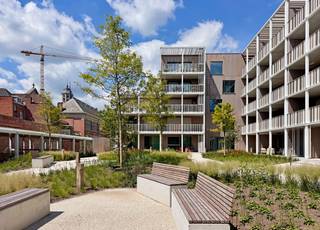 <strong>Laatste afgewerkte units beschikbaar – 6% btw mogelijk (onder voorwaarden).</strong><br /><br />Dit <strong>ruime 1-slaapkamerappartement</strong> is gelegen op de <strong>derde verdieping </strong>van <strong>De Lesselier</strong>, een hedendaags nieuwbouwproject op de historische site van het Academisch Kwartier in Lier.<br /><br />Met een woonoppervlakte van <strong>76,44 m²</strong> en een zonnig terras van maar liefst <strong>19,24 m²</strong> biedt deze woonst een uitzonderlijk evenwicht tussen binnen- en buitenruimte.<br />De leefruimte is aangenaam licht en sluit rechtstreeks aan op het royale terras, dat fungeert als een volwaardige buitenkamer. De indeling omvat verder een comfortabele slaapkamer, een stijlvolle badkamer en een praktische berging, wat zorgt voor een efficiënte en hedendaagse woonorganisatie.<br /><br />De Lesselier is een bijna-energieneutraal project en werd uitgerust met geothermische warmtepompen, vloerverwarming en energiezuinige technieken, wat resulteert in lage energiekosten en een hoog wooncomfort.<br />Dankzij deze kwaliteiten is het appartement niet alleen interessant voor eigen bewoning, maar ook bijzonder aantrekkelijk als investering.<br /><br />Gelegen in een autoluwe en groene stadsomgeving, met winkels, horeca en openbaar vervoer op wandelafstand, combineert deze woonst rust met stedelijke dynamiek.<br /><br /><strong>Interesse?</strong><br />Ontdek <strong>De Lesselier </strong>en contacteer ons via <strong>03 337 50 70</strong> of mail naar <strong>info@vbvastgoed.be</strong>.