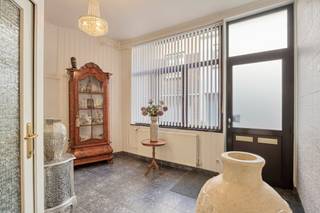 Het perceel is 209 m² groot en is volledig bebouwd.Wonen doe je op de verdieping waardoor je van voldoende privacy geniet, en dat midden in het stadscentrum. Algemeen:- Verwarming via stookolie- Combinatie van PVC en aluminium ramen, dubbele beglazing- EPC: 257 kWh/m²Indeling:Gelijkvloers:- inkomhal- bureelruimte (ideaal voor wonen-werken aan huis!)- riante garageVerdieping +1:- hal- vernieuwde, ingerichte keuken- woonkamer met eetkamer- vernieuwde badkamer met inloopdouche en toilet- veranda- berging- dakterras, oostelijke oriëntatieVerdieping +2:- nachthal- 3 ruime slaapkamers- badkamerBestuursmaatregelen in het maatregelenregister: nee