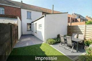 Deze ruime, volledig te renoveren woning is ideaal voor kandidaten die een woning volledig naar hun eigen zin willen afwerken. Ze is zeer gunstig gelegen, aan de stadsrand, aan een invalsweg naar het centrum, op wandelafstand van de ring, vlakbij scholen, bakker, supermarkten (Delhaize, Aldi, Albert Heijn...). Bekijk zeker de plannen met volledige indeling op www.bols.be. U kan dan al beginnen plannen hoe u de verbouwing gaat aanpakken ;). De woning is volledig te renoveren (ook het dak dient vernieuwd te worden). Er zijn wel al vernieuwde ramen met dubbele beglazing. De woonkamer is ruim en licht. Er zijn 3 slaapkamers op de eerste verdieping en op de zolderverdieping kan u 1 grote of 2 gewone slaapkamer creëren. U kan een mooie stadstuin aanleggen als u het bijgebouwtje afbreekt. Niet gelegen in een overstromingsgebied: P- en G-score: A. Geen onroerend erfgoed. Maatregelenregister: geen maatregelen.