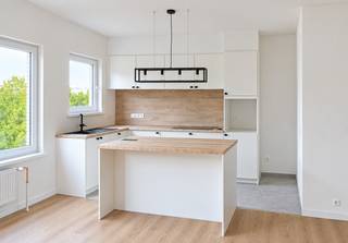 Vous avez toujours rêvé de vivre au calme, tout en restant à proximité d'un quartier animé et convivial ?<br />Cet appartement entièrement rénové, situé à Hoevenen/Stabroek, dispose de deux chambres spacieuses (environ 13 m² et 10 m²) ainsi que d'une belle salle de bains aménagée avec douche à l'italienne.<br /><br />La cuisine ouverte de qualité est équipée d'une plaque de cuisson vitrocéramique et d'un lave-vaisselle. Elle s'intègre harmonieusement à la salle à manger et au séjour, offrant ensemble une superficie d'environ 47 m².<br />L'appartement dispose également d'un débarras pratique avec raccordements pour machine à laver et sèche-linge, d'une terrasse, d'un WC séparé pour les invités et, sans oublier, d'un garage fermé privatif.<br />Le bien est situé dans un environnement verdoyant, à proximité de plusieurs commerces.<br />Location du garage fermé : 50,00 €/mois.<br /><br />Les charges mensuelles (65,00 €) comprennent la consommation d'électricité et l'entretien des parties communes, ainsi que la consommation d'eau privative.<br />L'appartement convient pour un maximum de 3 personnes et est disponible à partir du 01/11/2026.