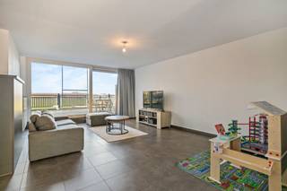 Te koop te Meerbeke: Graag bieden wij dit supergezellig drie-gevel appartement aan op de 1ste verdieping. Het appartement werd als volgt ingediend: inkomhal met berging en toilet, ruime leefruimte met open volledig ingerichte keuken. De nachthal biedt toegang tot 2 slaapkamers waarvan 1 met en suite badkamer. U beschikt over een terras en garage kan optioneel aangekocht worden. Mooi zicht vanuit keuken en living. Veel lichtinval, energiezuinig en elektriciteit conform tot 2035!
Voor meer info of bezoek: contacteer Sophie 0496/71.50.59