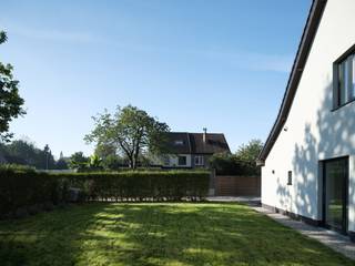 In de gegeerde Tuinwijk Jan Verhaegen in Merelbeke bevindt zich deze instapklare 3-gevelwoning, waar rust, licht en hedendaags wooncomfort mooi samenkomen.<br /><br />De woning werd grondig en kwalitatief gerenoveerd, met bijzondere aandacht voor energiezuinigheid. Met een EPC-label A en een energievraag van slechts 5 kWh/m²/jaar geniet u hier van bijzonder lage energiekosten. Een warmtepomp, vloerverwarming, zonnepanelen, doorgedreven isolatie en vernieuwde technieken zorgen voor duurzaam en comfortabel wonen.<br /><br />Dankzij de drie gevels geniet het interieur van veel natuurlijke lichtinval en een aangenaam ruimtelijk gevoel. De verzorgde afwerking maakt de woning volledig instapklaar.<br /><br />Buiten vormt de tuin rondom de woning een groene plek met veel privacy en verschillende mogelijkheden om van zon en rust te genieten. De lange oprit biedt bovendien plaats aan meerdere wagens.<br /><br />De rustige, kindvriendelijke ligging combineert groen wonen met een vlotte bereikbaarheid richting Gent. Winkels, scholen, sportfaciliteiten en openbaar vervoer bevinden zich in de nabijheid.<br /><br />Een bijzonder complete woning voor wie energiezuinig, comfortabel en rustig wil wonen nabij Gent.