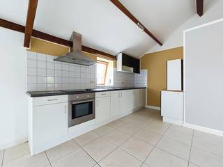 Situé à deux pas du centre de Hannut et proche de toutes les facilités, cet appartement se compose de 2 chambres, une cuisine équipée qui donne sur un salon/séjour et une salle de douche. Chauffage électrique, châssis double vitrage bois. Il vous séduira de part ses facilités, sa luminosité ainsi sa proximité avec le centre tout en étant dans un environnement campagnard. Grand jardin commun et parking sur le côté de la résidence. Agréable et confortable, ce bien n'attend plus que vous! Loyer de 800EUR/mois + 30EUR/mois de provisions (eau et entretien des parties communes). Compteur électrique individuel. Libre immédiatement. Bail de 1 an pour commencer. 2 mois de garantie locative (1.600€). Location sous réserve d'accord du propriétaire. PEB E – 381 kWh/m².an - 36 164 kWh/an – 20180702014655<br /><br />Contactez-nous: 0498/16.70.99 ou par mail kenza.h@weinvest.be<br />***** Pour recevoir d'autres opportunités en exclusivité, nous vous invitons à nous contacter directement. Nous sommes disponibles pour vous accompagner dans votre recherche d'achat ou d'investissement ainsi que dans votre projet de vente. Pour toute demande d'évaluation GRATUITE et SANS ENGAGEMENT *****