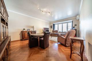 We Invest Liège et Cyril (0499/36.01.12) vous présentent cet agréable appartement deux chambres idéalement situé dans le quartier prisé des Guillemins, à deux pas du Quai de Rome et à proximité immédiate de toutes les commodités : gare, transports, commerces et écoles.<br /><br />D’une superficie de 105 m² selon PEB (label B), cet appartement offre des espaces de vie confortables et bien agencés. Vous y découvrirez un lumineux séjour, une cuisine fonctionnelle ainsi que chambres spacieuses, dont une bénéficiant d’un accès à une agréable terrasse. Le bien est proposé à la location non meublé, à l’exception d’un lave-linge et d’un sèche-linge mis à disposition. Une cave privative complète également le bien.<br /><br />Le bien est équipé de châssis double vitrage, garantissant un bon confort thermique et acoustique. <br /><br />Grâce à sa localisation stratégique, ses beaux volumes et ses bonnes performances énergétiques, cet appartement constitue une belle opportunité de location, tant pour un couple que pour une petite famille.<br /><br />💰 Loyer : 850 €/mois <br />💡 Provisions de charges : 150 €/mois<br /><br />Pour plus d’informations ou pour organiser une visite, contactez Cyril au 0499/36.01.12.
