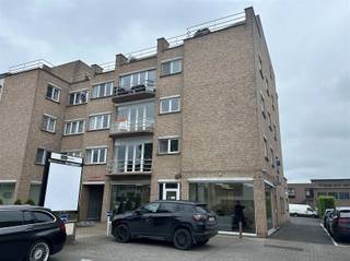 <p><span>Aanrader! Goed gelegen ruim appartement met twee slaapkamers en zonnig terras.</span></p><p><span>Dit appartement is als volgt ingedeeld: inkomhal, gasten toilet, ruime leefruimte van 45m², aparte keuken, nachthal, twee slaapkamers en badkamer.</span></p><p><span>Aangenaam terras om op te vertoeven. Parkeerplaats en garage mee inbegrepen in de prijs. Algemene kosten: 90euro/maand.</span></p><p><span>Contacteer Anouk van Pattymo 0476/63.56.28 of anouk@pattymo.be voor meer info of bezoek.</span></p><p><span> </span></p>
