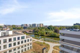 Vous recherchez un lieu de vie moderne et confortable ? Ce bel appartement situé sur le Novaretzpad, dans la partie verdoyante du sud de Gand, offre exactement ce que vous recherchez.<br /><br />Le bâtiment récent est situé dans un parc résidentiel calme où ville et nature se rencontrent en parfait équilibre. L'emplacement est un atout absolu : vous pouvez rejoindre à pied les rives de l'Escaut pour prendre un bol d'air frais, mais grâce à la proximité des autoroutes E40, E17, R4 et R40, vous pouvez également être très rapide partout.<br /><br />À l'intérieur, tout tourne autour de la lumière et de l'espace. Les grandes fenêtres ouvrent complètement l'espace de vie et procurent une merveilleuse sensation d'espace. De plus, vous disposez de trois chambres, d'une cuisine parfaitement équipée et d'une salle de bain. Cerise sur le gâteau, il y a une terrasse commune sur le toit, d'où vous pourrez profiter d'une vue magnifique sur la ville de Gand.<br /><br />Vous avez également la possibilité d'acheter une place de parking pour 45 000€ et un débarras privé au sous-sol pour 7 500€.<br /><br />Vous souhaitez une visite sur place ? Contactez-nous et il nous fera plaisir de le planifier pour vous !<br /><br />Registre des mesures: non