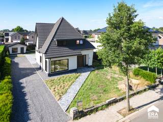 <p>Gezellige, landelijk gelegen woning met 3 slaapkamers op een prachtige groene locatie. De woning ligt in een rustige residentiële wijk en toch dicht bij diverse wandel-&amp;amp; fietsroutes, winkels en scholen. Vanuit de woning is er een vlotte verbinding naar de Nederlandse grens (Eindhoven, Veldhoven)</p>

<p>Vanuit de woonkamer en keuken is er een prachtig zicht naar de tuin. De huidige eigenaars hebben de woning in 2026 volledig vernieuwd (dak, isolatie, elektrische installatie, cv-ketel, keuken,...)</p>

<p><strong><u>Enkele troeven:</u></strong></p>

<ul><li>Zeer rustige en groene omgeving, dichtbij scholen, winkels, openbaar vervoer</li><li>EPC: label B, 161 kWh, geen renovatieverplichting</li><li>Volledig asbestveilig en asbestvrij</li><li>3 ruime slaapkamers</li><li>Zonnepaneelinstallatie van 1680 Wp </li><li>Volledig vernieuwd in 2026</li></ul>

<p><strong><u>Indeling: </u></strong></p>

<ul><li>Gelijkvloers: inkom, toilet, woonkamer, eetkamer, keuken, wasplaats (met douche), kelder</li><li>1e verdieping: slaapkamer 1 met dressing/speelkamer, slaapkamer 2, slaapkamer 3, badkamer</li><li>Buiten: zonnig terras, tuinhuis, zonnig perceel</li></ul>