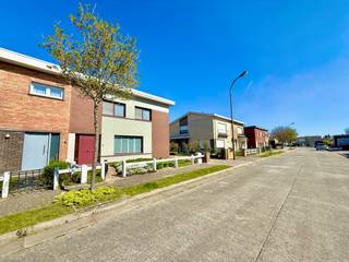 Op zoek naar een verzorgde woning op een rustige, centrale ligging? Deze charmante halfopen bebouwing in het centrum van Ertvelde biedt alles wat je nodig hebt voor comfortabel wonen.<br /><br />Gelegen in een aangename en rustige wijk, geniet je hier van de perfecte combinatie tussen kalmte en bereikbaarheid. De woning werd steeds netjes onderhouden door de eerste eigenaar en is volledig instapklaar, zonder renovatieverplichting (EPC-label C).<br /><br />Binnenin word je verwelkomd door een ruime en praktische indeling. De grote keuken vormt het hart van de woning en sluit aan op een handige achterberging. Dankzij de betonnen gewelven geniet je bovendien van een stevige en duurzame constructie. De verwarming gebeurt via centrale verwarming op aardgas.<br /><br />De woning beschikt over drie ruime slaapkamers, met de mogelijkheid om een vierde slaapkamer te creëren – ideaal voor grotere gezinnen of wie extra ruimte wenst voor een bureau of hobbykamer.<br /><br />Ook buiten heeft deze eigendom heel wat te bieden. Het dak werd vernieuwd in 2012 en is voorzien van 12 cm isolatie. Er is een oprit aanwezig en een aparte garage biedt extra opslag- of parkeerruimte. De nette tuin vormt een aangename plek om tot rust te komen en te genieten van het buitenleven.<br /><br />Kortom, een solide en ruime woning op een topligging, perfect voor wie zorgeloos wil wonen in een rustige omgeving met alle voorzieningen dichtbij.<br />Meer info of een bezoek? Mail naar hallo@wijsvastgoed.be !