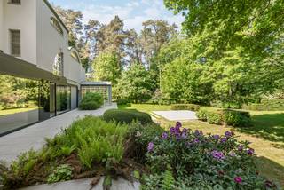 Villa sous architecture moderne avec piscine intérieure dans le quartier de villas le plus recherché de Schilde. À proximité immédiate des écoles...