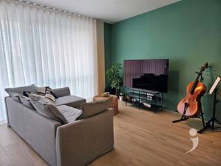 <p><span>Magnifique appartement de construction récente à louer dans le centre de Herent.</span></p><p><span>Proche de la gare ( Louvain - Bruxelles ) et à deux pas de l'entrée de l'autoroute.</span></p><p><span>Accès très facile aux commerces.</span></p><p><span> </span></p><p><span>L'appartement dispose d'un beau séjour lumineux, d'une terrasse matinale ensoleillée, d'une belle cuisine avec tous les appareils encastrés nécessaires (plaque de cuisson, réfrigérateur, four combiné, lave-vaisselle, évier) ainsi que d'une salle de bain joliment aménagée avec une grande douche à l'italienne et un lavabo simple avec des meubles.</span></p><p><span>Dans le couloir, il y a des placards utiles et des toilettes séparées avec lavabo, ainsi qu'une pièce de rangement avec un espace technique et une buanderie.</span></p><p><span>Il y a une belle chambre à coucher spacieuse.</span></p><p><span>Pour la voiture, il y a une place de parking privée spacieuse avec un espace de rangement supplémentaire fermé à clé et un espace de rangement pour les vélos est également prévu.</span></p><p><span> </span></p><p><span>L'appartement répond à des normes environnementales très strictes et a une consommation économique grâce à son faible niveau E.</span></p><p><span> </span></p><p><span>Disponible à partir du 4 novembre, éventuellement le 15 novembre.</span></p><p><span>Avance sur charges mensuelles 50 euros par mois.</span></p><p><span> </span></p><p><span>Intéressé(e) ? Contactez-nous à l'adresse</span><span> info@immolivit.be ou au 0470 55 64 24</span></p>
