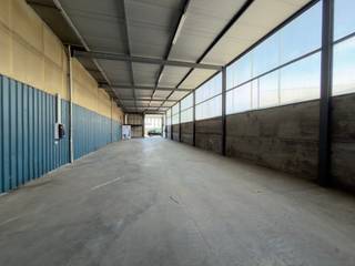 Magazijnruimte van 299m² is uitstekend gelegen in Deinze, op slechts 1 km van de E17. Dankzij deze strategische ligging geniet u van een vlotte verbinding naar Kortrijk, Gent en Antwerpen.<br /><br />Het magazijn beschikt over een vrije hoogte van 5 meter, een automatische sectionale poort en een polybetonvloer, waardoor de ruimte geschikt is voor diverse opslag- en logistieke activiteiten. Buiten beschikt het pand over 90m² verharde buitenruimte, perfect geschikt voor parkeergelegenheid en/of buitenstockage.<br />Onmiddellijk beschikbaar.<br /><br />Contacteer Henry Van Tornhout voor bijkomende inlichtingen of een vrijblijvend plaatsbezoek via 0474 13 37 93 of via henry@kmovastgoed.be<br />