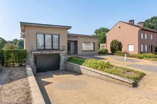 Bent u op zoek naar een woning die u volledig naar eigen smaak kunt renoveren? Dan is deze woning zeker een bezoek waard!Gelegen in een zeer rustige...