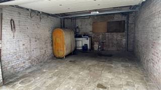 Maison avec garage et jardin dans un quartier calme. Au rez-de-chaussée :- Entrée- salon- cuisine- toilettes- terrasse et jardin. Au premier étage- 3...