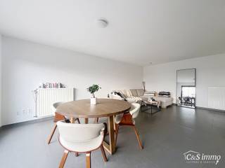 Instapklaar appartement (ca.85m²) met 2 slaapkamers en ruim terras (ca.16m²) in het centrum van Nieuwmoer. Inkomhal, apart toilet met handenwasser. Lichtrijke woon- en eetkamer (ca. 27m²) op tegelvloer, welke door middel van de schuifraam toegang geeft tot het ruime terras (ca.16m²). Ingerichte hoekkeuken met oven, kookplaat, dampkap en koelkast. Grenzend aan de keuken een berging met aansluiting wasmachine. 2 Slaapkamers (ca. 14-12m²) en ingerichte badkamer met ligbad, douche en badkamermeubel. <br />Privatieve garagebox 50 euro. Beschikbaar vanaf 1 mei.