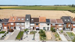 Deze woning beschikt over hedendaags wooncomfort en is volledig instapklaar. Vanuit de lichtrijke woonkamer of vanop het ruime terras geniet je van een uniek verzicht op groen en velden, een absolute meerwaarde voor wie graag tot rust komt. Bovendien beschikt de woning over conforme elektriciteit, een gunstig EPC-label B en is ze asbestvrij, wat zorgt voor duurzaam wonen zonder onvoorziene kosten in het vooruitzicht. De private staanplaats op de oprit maakt het dagelijkse comfort compleet.<br /><br />• Ruime woonkamer (40 m²)<br />• Volledig ingebouwde keuken (10 m²)<br />• Apart toilet<br />• Berging met aansluiting voor wasmachine en droogkast<br />• Badkamer (3 m²) met inloopdouche<br />• Terras (8 m²)<br />• Slaapkamer (18 m²)<br />• Slaapkamer (16 m²)<br /><br />Troeven<br />• Ruim terras met uniek verzicht op groen en velden<br />• Volledig instapklaar met conforme elektriciteit, EPC B en asbestvrij<br />• Private staanplaats op oprit<br /><br />Neem vandaag nog contact op met je ERA-makelaar voor een bezoek.<br />JOUW DROOMHUIS. ZO GEVONDEN!