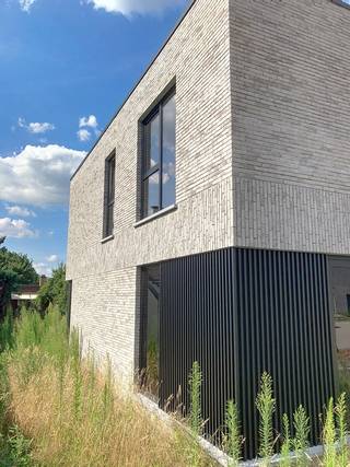 Op lot 1 is een energiezuinige halfopen woning in moderne architectuur op een grondopp. van 328m² en met een totale bewoonbare oppervlakte van...
