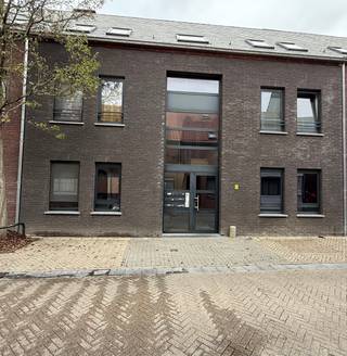 Om een vlotte verwerking van de kandidaturen te garanderen, vragen wij u vriendelijk NIET telefonisch aan te melden, maar uitsluitend via de portaalsites of per e-mail uw kandidatuur in te dienen.
Dit aangenaam dakappartement bevindt zich in de Kwakkelstraat, in een rustige woonomgeving op wandelafstand van de Grote Markt, Turnova en het openbaar vervoer.
Indeling: inkomhal, twee slaapkamers, badkamer met ligbad, afzonderlijk toilet, berging met aansluiting voor wasmachine en droogkast, ruime woonkamer met toegang tot het terras en een volledig uitgeruste keuken.
Een afsluitbare garagebox is in de huurprijs inbegrepen. Er is GEEN lift aanwezig in het gebouw.
Huurvoorwaarden:
Huurprijs: € 795 per maand
Vaste kosten: € 50 per maand