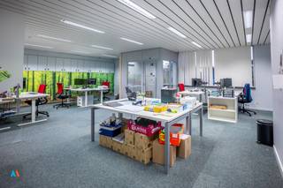 Instapklaar kantoorgebouw met ruime parkeermogelijkheden in MinderhoutDit representatieve kantoorgebouw is gelegen aan de Desmedtstraat in...