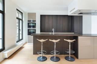 Dit lichtrijke duplex penthouse van ca. 130 m² is gelegen in een rustige straat met uitzicht op de Botanische Tuin, op wandelafstand van de winkelstraten en het stadscentrum.<br /><br />Het appartement bevindt zich in een volledig gerenoveerd gebouw met slechts drie woonentiteiten. Via de gemeenschappelijke inkom en trap bereikt men de leefverdieping met een volledig uitgeruste open keuken met eiland, een ruime leef- en eetruimte op parketvloer, een apart bureel en een gastentoilet. Dankzij de brede voorgevel en hoge plafonds geniet deze verdieping van veel licht en een aangenaam ruimtegevoel.<br /><br />De slaapverdieping omvat drie slaapkamers en een nieuwe badkamer in natuursteen met douche, ligbad, dubbele wastafel en toilet. Via een interne trap bereikt men het privatieve dakterras in IPE-hout, waar het in alle rust heerlijk vertoeven is.<br /><br />Parkeerplaatsen zijn te huur in de straat, onder meer in Indigo Parking Leopold.<br /><br />Huurprijs: € 1.750/maand + € 50 gemeenschappelijke kosten<br />Beschikbaarheid: onmiddellijk