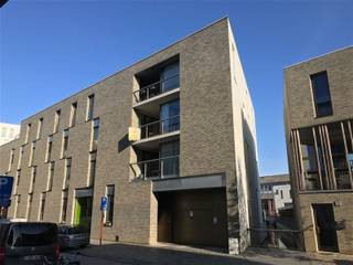 Dit energiezuinig appartement is gelegen in centrum Mechelen. Dit prachtige appartement op de 2de verdieping biedt u veel licht, ruimte en een mooie kwalitatieve afwerking.Het appartement bestaat uit een ruime leefruimte, volledig geïnstalleerde keuken, badkamer met bad, berging, afzonderlijk toilet, inkomhal, 2 slaapkamers en een gezellig terras. U kunt ook nog genieten van een ondergrondse auto staanplaats, fietsenstalling en kelder.