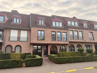 <u>Een gunstige ligging met alles binnen handbereik</u><br /><br />Gelegen in het charmante Veldwezelt (Lanaken), geniet dit appartement van een bijzonder gunstige ligging.<br />Op slechts enkele minuten van het centrum van Lanaken én Maastricht, combineert deze locatie het beste van twee werelden: de rust van een landelijke omgeving met alle voorzieningen, winkels en verbindingswegen binnen handbereik.<br />Bovendien zorgen de groene omgeving en de nabijheid van wandel- en fietsroutes voor een aangename woonbeleving!<br /><br />Dit knusse 1-slaapkamerappartement is gelegen op de begane grond in een rustige en aangename residentie.<br />Het beschikt over een gezellige en lichtrijke leefruimte met directe toegang tot het zonnig, zuid georiënteerd terras.<br />Hier is het ideaal om in alle rust te genieten van het buitenleven!<br /><br />De open keuken is praktisch ingericht en sluit mooi aan bij de leefruimte.<br />Verder omvat het appartement één comfortabele slaapkamer en een nette badkamer.<br /><br />Dankzij de ligging op het gelijkvloers is het appartement bovendien vlot toegankelijk.<br /><br /><strong>Sterke troeven van het appartement</strong>
<ul>
<li>Gelijkvloers appartement</li>
<li>Zuid georiënteerd terras</li>
<li>Energiezuinig met een EPC-label B</li>
<li>Onmiddelijk beschikbaar</li>
</ul>
<br /><strong>Financiële voorwaarden</strong>
<ul>
<li><strong>Huurprijs:</strong> €895,00 per maand</li>
<li><strong>Gemeenschappelijke kosten: </strong>€50,00 per maand</li>
<li><strong>Huurwaarborg:</strong> 3 maanden huur (€2.685,00)</li>
<li><strong>Plaatsbeschrijving:</strong> aandeel huurder</li>
<li><strong>Nutsvoorzieningen:</strong> afzonderlijk te betalen door de huurder</li>
</ul>
<br /><strong><u>Onmiddelijk beschikbaar</u></strong><br /><br />Dit appartement is perfect voor alleenstaanden of koppels die op zoek zijn naar comfortabel en zorgeloos wonen!<br /><br />Voor meer informatie kan u ons steeds bereiken via <span><strong>verhuur@immoverslegers.be</strong></span>!