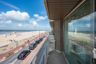 <p>Tussen het Albertplein en de Wandeldijk, op de prestigieuze Zeedijk-Het Zoute, bevindt zich dit stijlvol vernieuwde appartement met adembenemend frontaal zeezicht. De ligging combineert rust met een vlotte bereikbaarheid van het strand en de wandeldijk.</p>
<p>De lichtrijke leefruimte sluit harmonieus aan op een open keuken, uitgerust met alle comfort en afgewerkt met hoogwaardige materialen zoals walnoot fineer, een werkblad in Pietra di Bicci natuursteen en design verlichting. De grote raampartijen brengen het zeezicht tot in de woonruimte en geven uit op een uitnodigend terras. De afwerking met parketvloer, domoticasysteem en mortex structuurverf draagt bij aan het verfijnde karakter van het appartement.</p>
<p>De hoofdslaapkamer kijkt uit op zee en beschikt over ingemaakte kasten en een ensuite badkamer met inloopdouche, lavabo en toilet. De tweede slaapkamer is eveneens voorzien van een dubbel bed en maatkasten.</p>
<p>Extra troeven: conciërge in de residentie en mogelijkheid tot aankoop van een staanplaats in een naburige residentie.</p>
<p>EPC: 80 kWh/m²/jaar [A-label].</p>