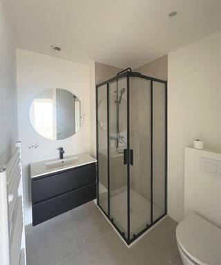 Dit volledig gerenoveerde en energiezuinige hoekpand omvat acht kwalitatieve appartementen en vier garageboxen met bijhorende autostaanplaatsen...