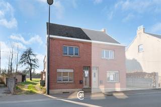 <p>In a coveted location in Moortsele, this home is located on a spacious 780 m² plot with south-west orientation, ideal for making the most of the sun and garden.</p><p>The house currently has 3 bedrooms and offers a lot of potential for those looking for a renovation project. Provided a thorough renovation, a wonderful family home can be realized here. Moreover, the attic space offers the possibility to create an additional bedroom or additional room.</p><p>With the spacious garden, good location and expansion possibilities, this property represents an interesting opportunity for renovation or investment.</p><p>EPC: label D.</p><p>Important: This property is only sold together with the adjoining house no. 33</p><p>Total asking price for both properties together: €500,000.</p><p>Are you looking for a project with potential on a prime location in Moortsele? Feel free to contact us for more information or a site visit.</p>
