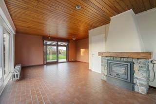 In een rustig gelegen straat in Esen, deelgemeente van Diksmuide, huisvest deze gelijkvloerse woning met volgende indeling:<br /><br />GELIJKVLOERS:<br />Inkomhal met vestiairekast - apart toilet - leefruimte met houtkachel - veranda - ingerichte keuken - koele berging - 3 ruime slaapkamers - ingerichte badkamer met ligbad/douche en lavabomeubel - zeer ruime garage met aansluiting voor de wasvoorzieningen en extra bergplaats - zolder.<br /><br />TUIN:<br />Ruime oprit - overdekt terras - tuinberging - gazon.<br /><br />ALGEMEEN:<br />- Rustige ligging! Op slechts 2km van het centrum van Diksmuide.<br />- Schrijnwerk: Hout, dubbele beglazing, rolluiken.<br />- Regenwaterput: 5.000l + steenput.<br />- Verwarming: CV op aardgas.<br />- Alles op de gelijkvloerse verdieping!<br /><br />Elk bod wordt voorgelegd aan de eigenaar!<br /><br />Bekijk alvast de 360° virtuele tour: https://bit.ly/3P2XRWA<br /><br />Meer info op www.vastgoedvanoverschelde.be