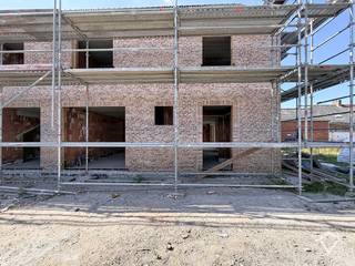 Rond de Mokkerkapel worden drie moderne BEN-woningen gebouwd op een toplocatie, op wandelafstand van scholen, winkels en openbaar vervoer. De woningen worden ontwikkeld met focus op maximaal wooncomfort, energiezuinigheid en een kwalitatieve afwerking.<br /><br />Lot 4 beschikt over een inpandige garage, een regenwaterput van 7.500 liter en een praktische zolder met extra mogelijkheden.<br /><br />De woning kan wind- en waterdicht aangekocht worden — ideaal voor wie de afwerking volledig naar eigen smaak wil bepalen.<br /><br />Wenst u meer informatie of een bezoek? Contacteer ons gerust.