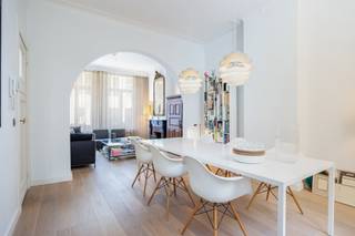 Deze sfeervolle herenwoning werd 10 jaar geleden van boven tot onder gestript en kwaliteitsvol gerenoveerd.Ze biedt je alle ruimte en comfort die je...