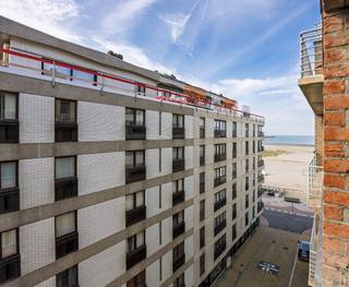Dit lichtrijk hoekappartement geniet van een zijdelings zeezicht en bevindt zich op een toplocatie langs één van de meest gegeerde boulevards...