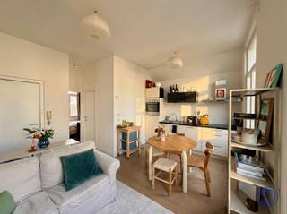 <p><span>Informatie gemeubeld appartement</span></p><p><span>Ben jij op zoek naar een knus en stijlvol gemeubeld appartement in het bruisende centrum van Antwerpen, vlak aan het Sint-Andriesplein? Dan is dit precies wat je zoekt! De gezellige leefruimte geniet van veel natuurlijke lichtinval en is afgewerkt met een mooie parketvloer. De open, volledig ingerichte keuken is uitgerust met een afwasmachine, inductie kookplaat, koelkast met vriesvak- ideaal voor wie comfort en functionaliteit belangrijk vindt. De praktische badkamer met ligbad, lavabo en een toilet. De slaapkamer is rustig gelegen aan achterzijde van het gebouw, wat zorgt voor extra privacy en stilte. Kortom dan is dit charmante 1-slaapkamerappartement op de tweede verdieping combineert comfort, stijl en een topligging in het centrum van de stad! </span></p><p><span> </span></p><p><span>Indeling</span></p><p><span>2de verdieping - busnummer 3</span></p><ul><li><span>Leefruimte op parket voorzien van een zetel, poef, tafel, 2 krukken, 2 stoelen, boekenkast, schoenenkast en grote ladekast. </span></li><li><span>Open keuken uitgerust met hoogwaardige toestellen: afwasmachine, inductie kookplaat, dampkap en koelkast.</span></li><li><span>Badkamer met ligbad, lavabo en toilet.</span></li><li><span>Slaapkamer ca. 10m² voorzien van tweepersoonsbed en nachtkastje. </span></li></ul><p><span> </span></p><p><span>Huur informatie </span></p><ul><li><span>Huurprijs: 850 EUR/maand + 50 euro vaste kosten</span></li><li><span>Beschikbaar vanaf 01/06/2026.</span></li></ul><ul><li><span>Huurwaarborg: 3 maanden.</span></li></ul><ul><li><span>Individuele meters gas, elektriciteit en water.</span></li></ul><ul><li><span>Geen algemene kosten : enkel het verplicht 2 jaarlijks onderhoud van de brander door huurder te betalen.</span></li></ul><p><span> </span></p><ul><li><span>Intredende plaatsbeschrijving en inventarislijst te betalen door huurder, de kost hiervan bedraagt 275 EUR + 21% BTW.</span></li></ul><p><span> </span></p><p><span>Gebouw</span></p><ul><li><span>Gebouw met 4 verdiepingen: gelijkvloers bureel en 3 verdiepingen met telkens 1 appartement.</span></li><li><span>Geen lift.</span></li><li><span>Parlofoon aanwezig.</span></li></ul><p><span> </span></p><p><span>Ligging</span></p><ul><li><span>Heerlijk wonen in Sint Andries: gelegen tussen het bruisende Zuid en de mooie oude binnenstad. Vlakbij de gedempte zuiderdokken. </span></li><li><span>Openbaar vervoer, winkeltjes, restaurants en bistro's op wandelafstand.</span></li></ul><ul><li><span>MOBISCORE: 10/10!!</span></li></ul><p><span> </span></p><p><span>De informatie in deze prospect is ter informatieve titel: de kandidaat-huurders moeten hun eigen zaak maken van het verkrijgen, controleren en interpreteren van deze informatie.</span></p><p><span> </span></p><p><span> </span></p><p><span> </span></p><p><span> </span></p>