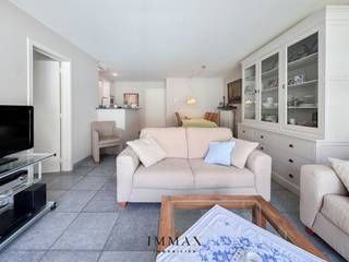 Dit mooi appartement is centraal gelegen in Knokke, nabij het strand en de Lippenslaan.Indeling: inkomhall met vestiaire en afzonderlijk toilet...