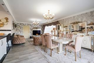<p><strong>Gunstig gelegen, instapklare bungalow op een perceel van 545 m² in het hart van Evergem.</strong></p><p>Dankzij de centrale ligging bevinden winkels, scholen, openbaar vervoer en andere dagelijkse voorzieningen zich op wandelafstand.<br />Deze charmante woning met drie volwaardige slaapkamers werd in 2021 grondig gerenoveerd en biedt u als bewoner modern comfort. <br />Energiezuinig en comfortabel woonklimaat dankzij gunstig EPC-label B (183 kWh/m²/jaar).<br />Op het gelijkvloers vindt u een ruime inkomhal die toegang geeft tot de lichtrijke leefruimte, een functionele keuken, drie volwaardige slaapkamers, een uitgeruste badkamer en een afzonderlijk gastentoilet.<br />De praktische indeling maakt deze woning bijzonder geschikt voor zowel jonge gezinnen als senioren die comfortabel gelijkvloers willen wonen.<br />Buiten geniet u zowel aan de voor- als achterzijde van een aangenaam terras, waardoor u op elk moment van de dag een zonnig plekje kunt vinden. <br />De mooi aangelegde en volgroeide tuin van circa 385 m² biedt bovendien veel privacy door de natuurlijke omheining. Daarnaast beschikt het perceel over ruime parkeermogelijkheden.<br /><strong>Troeven van deze woning:</strong></p><ul><li><p>Instapklaar en volledig gerenoveerd in 2021</p></li><li><p>Energiezuinig met EPC-label B (183 kWh/m² jaar)</p></li><li><p>Drie volwaardige slaapkamers</p></li><li><p>Zonnige terrassen aan voor- en achterzijde</p></li><li><p>Ruime, private tuin met veel groen</p></li><li><p>Voldoende parkeergelegenheid op eigen terrein</p></li><li><p>Centrale ligging nabij winkels, scholen en openbaar vervoer</p></li></ul><p><strong>Interesse in deze woning?</strong><br />Neem vandaag nog contact op voor een bezoek ter plaatse.<br />📞 Bel <strong>Idriss</strong> op <strong>0487/17.83.14</strong><br />📧 Mail naar <strong>idriss@vastgoeddevos.be</strong></p>