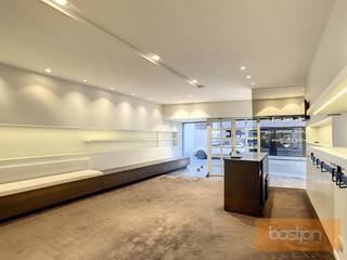 Dit handelspand is gelegen vlakbij het marktplein van Kuurne.Vooraan bevindt zich het winkelgedeelte (42 m²) die tevens dienst kan doen als...