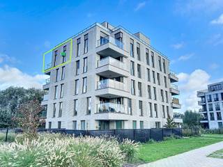 Modern en energiezuinig 2-slaapkamer appartement op de vierde verdieping, met open zicht op groen. Het appartement omvat een inkomhal (met vestiaremogelijkheid), gastentoilet, leefruimte met open, volledig geïnstalleerde keuken, wasplaats, 2 slaapkamers en een badkamer met douche. Een handige indeling, zeer veel lichtinval en moderne materialen maken dit een zeer aangenaam appartement, en dit op een rustige locatie met al het nodige op fietsafstand. Verder geniet dit appartement een westelijk georiënteerd terras met open verzicht. Ondergrondse autostaanplaats + berging + 2 fietsenstallingen inclusief. Oplaadpunt elektrische wagen vooraan de blok. Gemeenschappelijke kosten €130/maand.